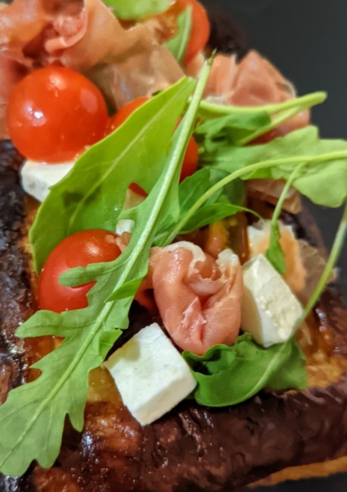 Una foto de Ensalada fresca sobre base de hojaldre
