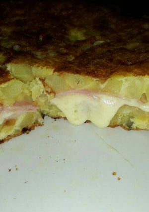 Una foto de Tortilla de papas rellena