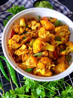 आलू गोभी शिमला मिर्च की ड्राई सब्ज़ी (aloo gobi shimla mirch ki sabzi recipe in Hindi) रेसिपी मुख्य फोटो