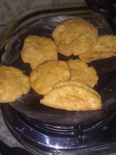 सूजी की मठरी (Suji ki mathri recipe in Hindi) रेसिपी मुख्य फोटो