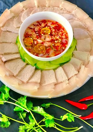 Hình của món Nước mắm chấm thịt luộc, chấm (thịt, cá) cuốn bánh tráng.