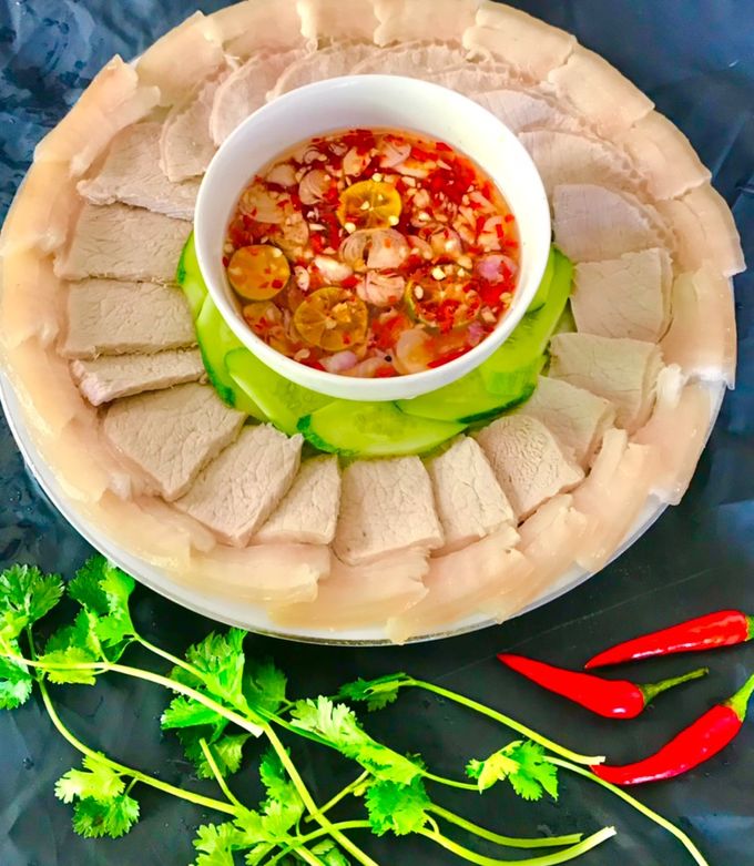 Hình của món Nước mắm chấm thịt luộc, chấm (thịt, cá) cuốn bánh tráng.