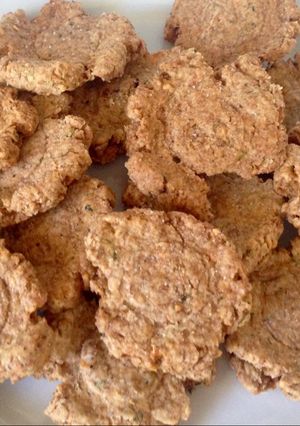 A picture of Cheddar Rosemary Crackers.