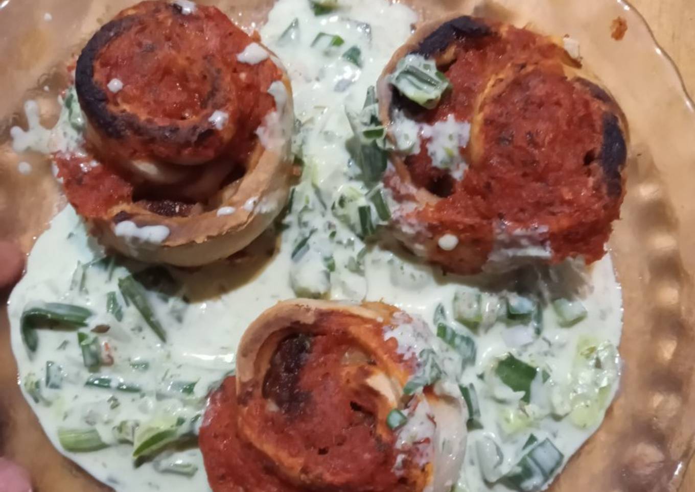 Flores de carne con salsa roja y salsa blanca 馃い