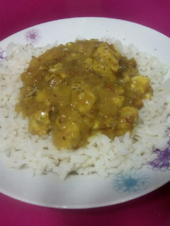 Una foto de Arroz con pollo al curry y cacahuetes con miel