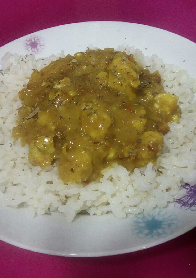Una foto de Arroz con pollo al curry y cacahuetes con miel