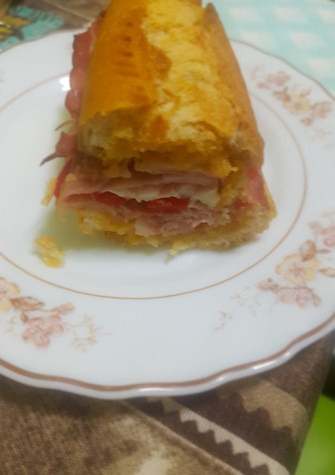 Una foto de Pan con beicon queso y jamón york