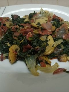 Una foto de ✅🗣📢 Revuelto de setas y espinacas con cebolla y jamón ibérico