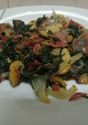 Una foto de ✅🗣📢 Revuelto de setas y espinacas con cebolla y jamón ibérico