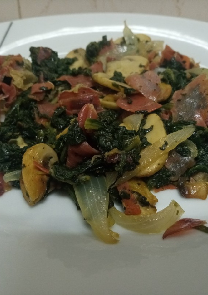Una foto de ✅🗣📢 Revuelto de setas y espinacas con cebolla y jamón ibérico
