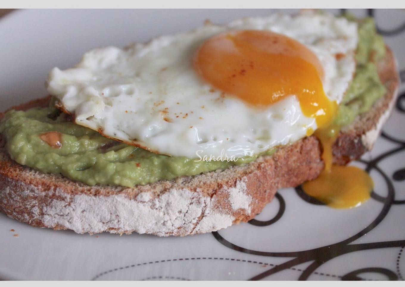 Tosta de guacamole con huevo