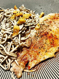 Una foto de Dorada al pimentón con gulas al ajillo
