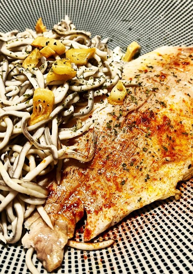 Una foto de Dorada al pimentón con gulas al ajillo