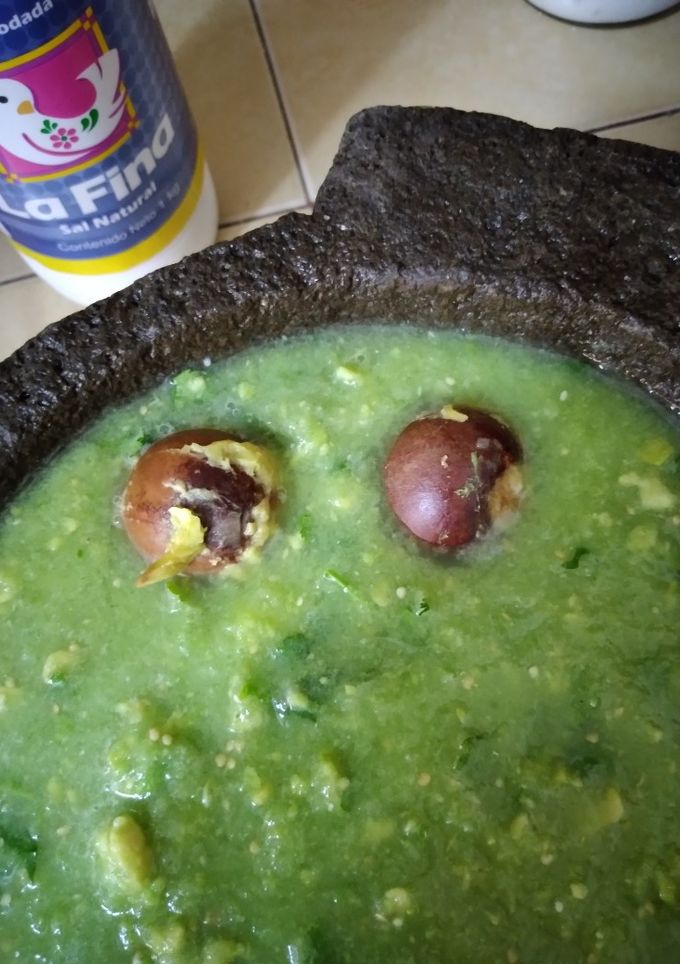 Una foto de Salsa verde con aguacate