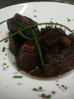 Una foto de Rabo de toro o carrilleras en salsa