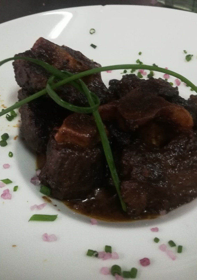 Una foto de Rabo de toro o carrilleras en salsa