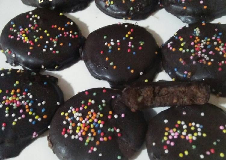 Langkah Mudah untuk Membuat Cookies coklat dari biskuit marie yang Bisa Manjain Lidah