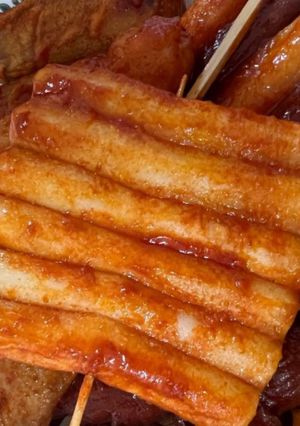 Hình của món 떡꼬치 bánh gạo xiên.