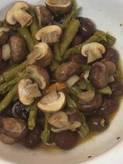Una foto de Ensalada de Espárragos y Hongos al Vino