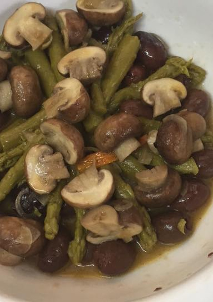 Una foto de Ensalada de Espárragos y Hongos al Vino