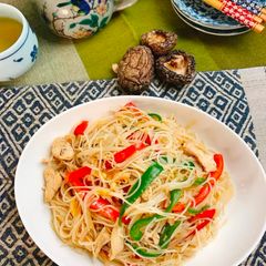 A picture of Shiitake powder adds the Umami taste - fried rice noodles with plenty of chicken.