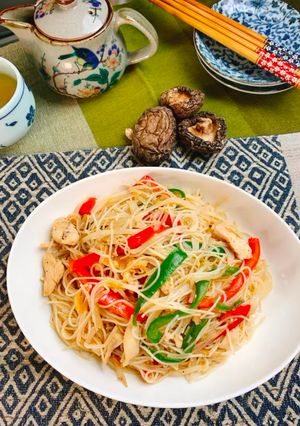 A picture of Shiitake powder adds the Umami taste - fried rice noodles with plenty of chicken.