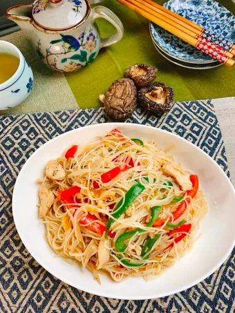 Simple Way Make Recipe Shiitake powder adds the Umami taste - fried rice noodles with plenty of chicken that is Really Delicious, So Delicious}