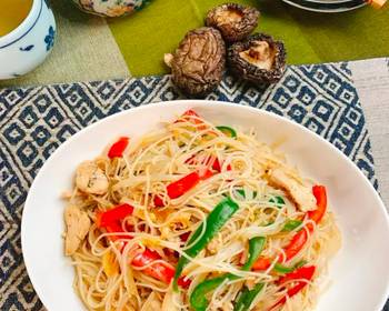 Ultimate Serving Recipe Shiitake powder adds the Umami taste  fried rice noodles with plenty of chicken Delicious