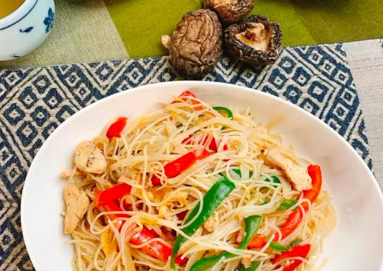 Recipe of Super Quick Homemade Shiitake powder adds the Umami taste - fried rice noodles with plenty of chicken