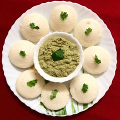A picture of Idli nariyal chutney.