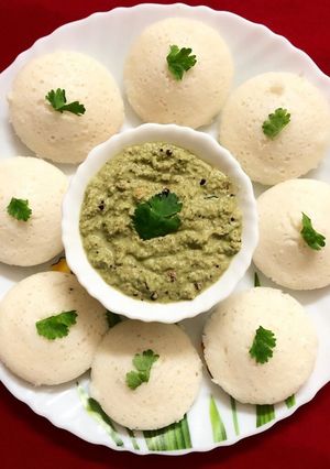 A picture of Idli nariyal chutney.