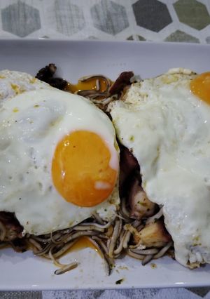 Una foto de Gulas con pulpo y huevos