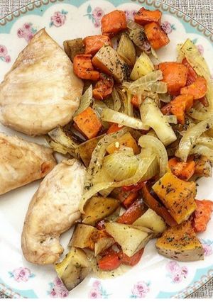 Una foto de Pechuga de pollo a la plancha con verduras asadas Dietético