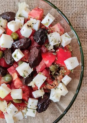 Una foto de Ensalada Dakos, de isla de Creta, Grecia, a tu vianda gourmet 🥗🇬🇷 Ensalada de queso Feta y +