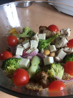 Una foto de Ensalada Brócoli, Pollo, Queso, pan