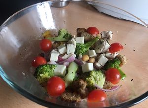 Una foto de Ensalada Brócoli, Pollo, Queso, pan