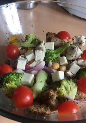 Una foto de Ensalada Brócoli, Pollo, Queso, pan