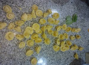 Una foto de Capelletti de calabaza sobre salsa concasse