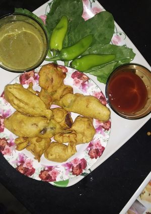 पालक मोटी हरी मिर्च के पकौड़े (palak moti hari mirch ke pakode recipe in Hindi) रेसिपी मुख्य फोटो