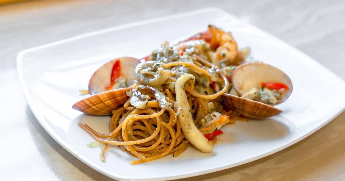 Spaghetti di lenticchie gialle con pomodori e rucola