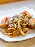 Spaghetti di lenticchie gialle allo scoglio in bianco