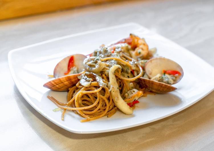 Spaghetti di lenticchie gialle allo scoglio in bianco