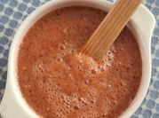 Una foto de salsa roja picante