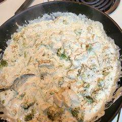 A picture of Chicken and Broccoli Fettuccine Alfredo.