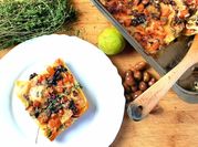 Una foto di lasagna al forno pesce