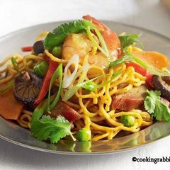 A picture of Singapore seafood noodles.