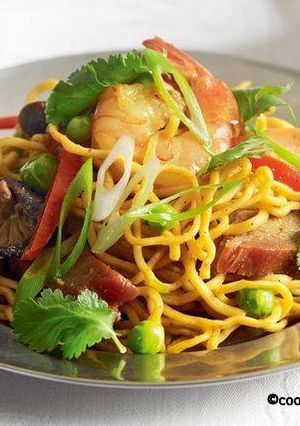 A picture of Singapore seafood noodles.