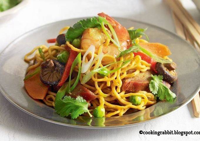 Singapore seafood noodles