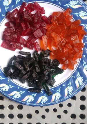 A picture of 3 color Truti fruiti jelly.