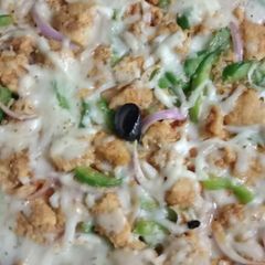 A picture of Chicken tikka pizza.